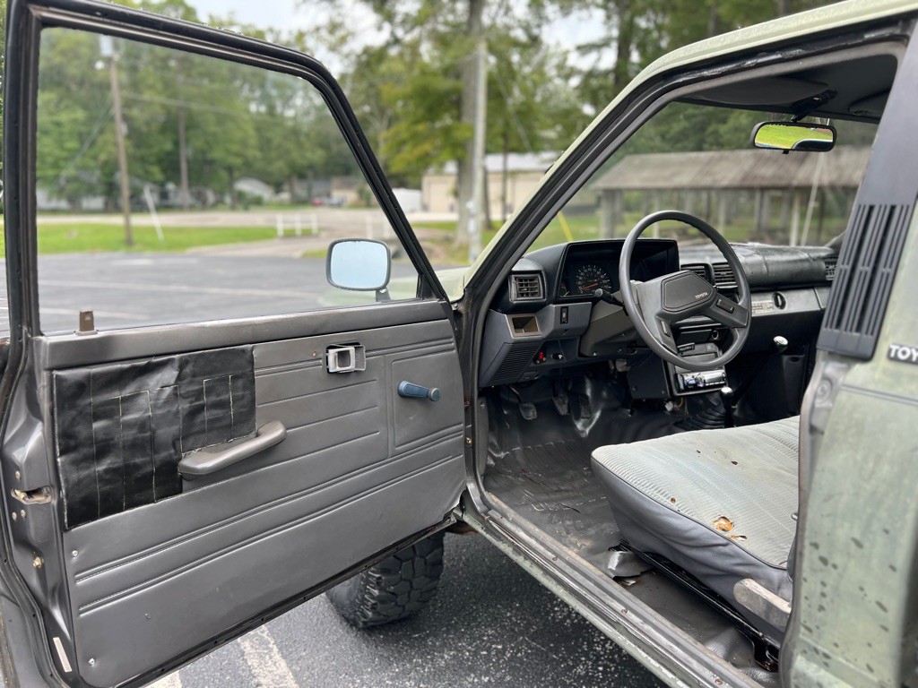1987 Toyota Pickup Image 9