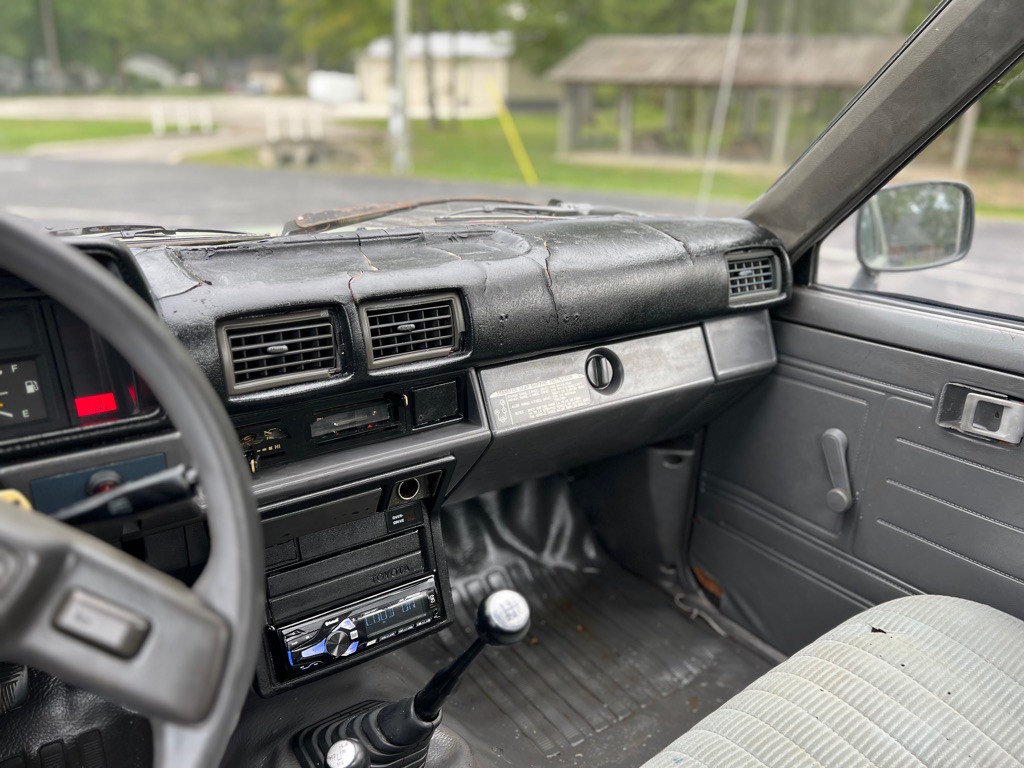 1987 Toyota Pickup Image 11