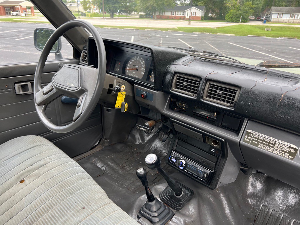 1987 Toyota Pickup Image 16