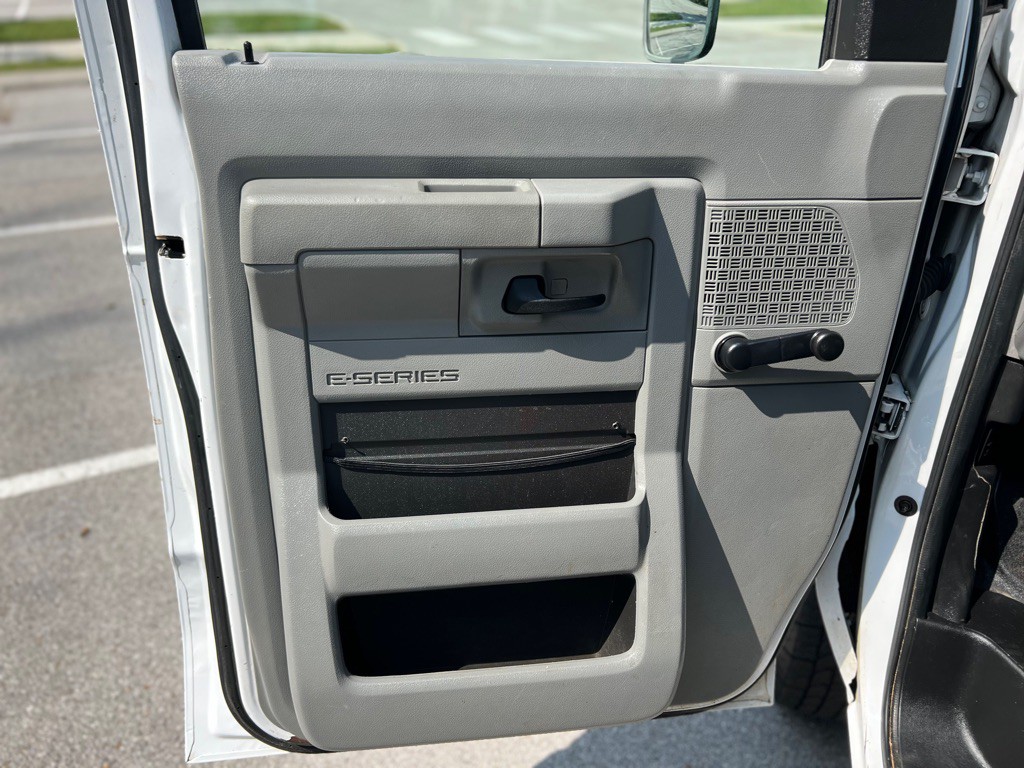 2014 Ford Econoline Image 16