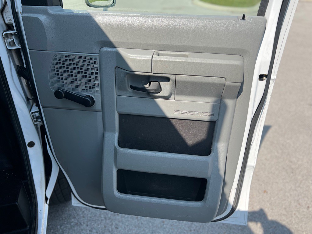 2014 Ford Econoline Image 25
