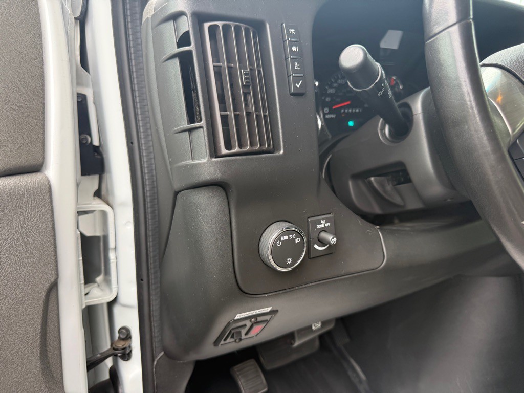 2019 Chevrolet Express Image 21