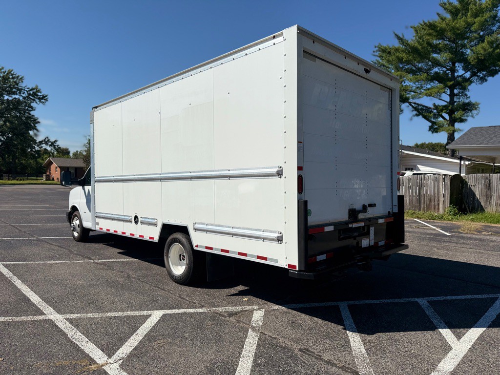 2021 GMC Savana Image 10