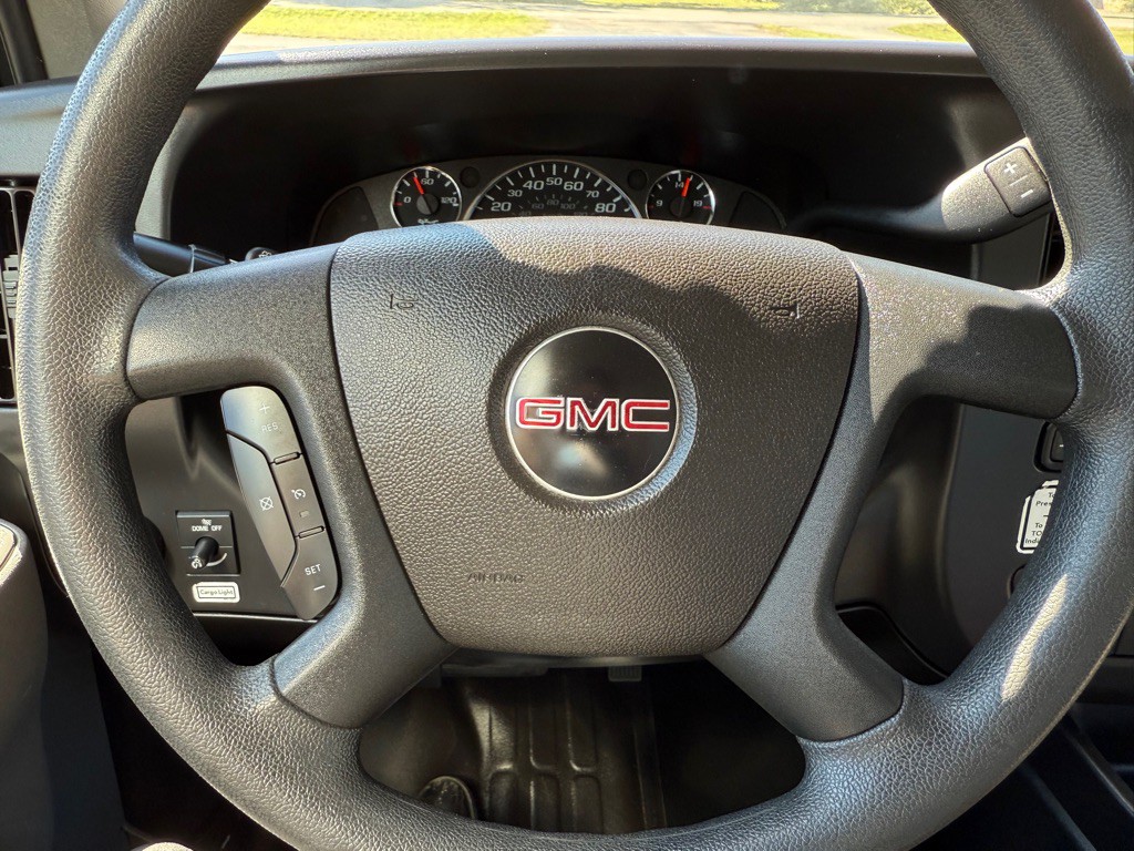 2021 GMC Savana Image 21