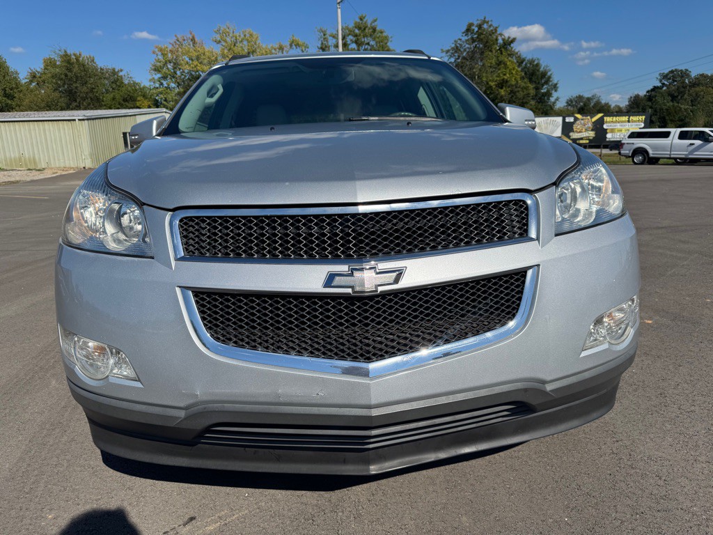 2011 Chevrolet Traverse Image 2