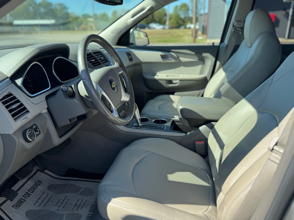 2011 Chevrolet Traverse Image 12