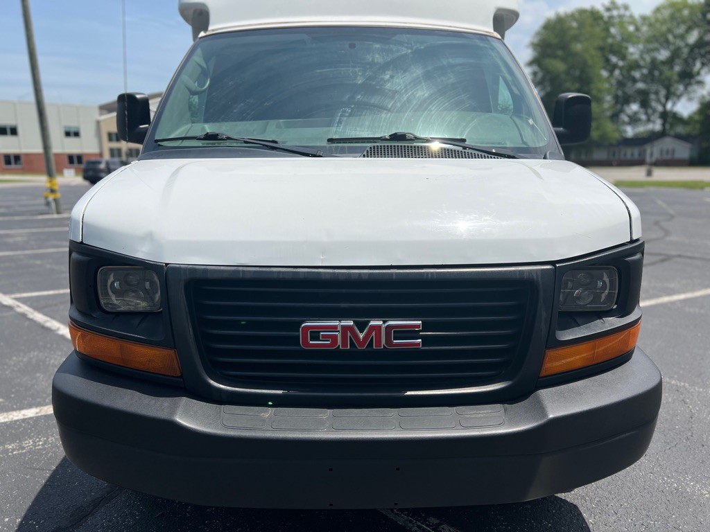 2013 GMC Savana Image 2