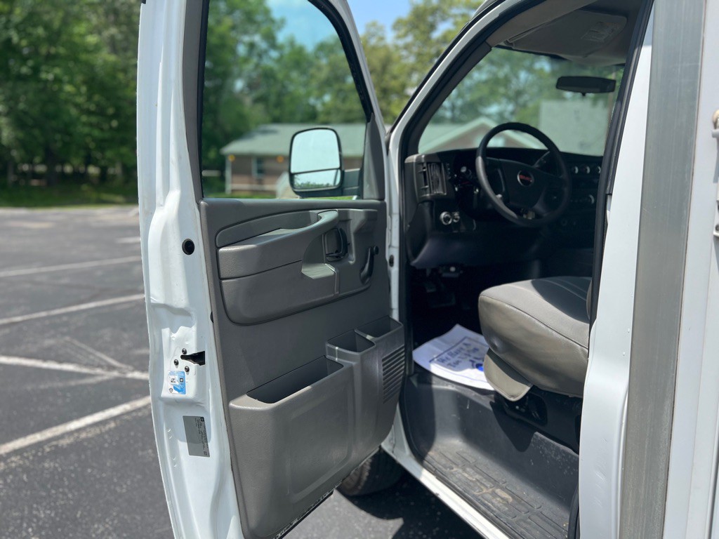 2013 GMC Savana Image 30