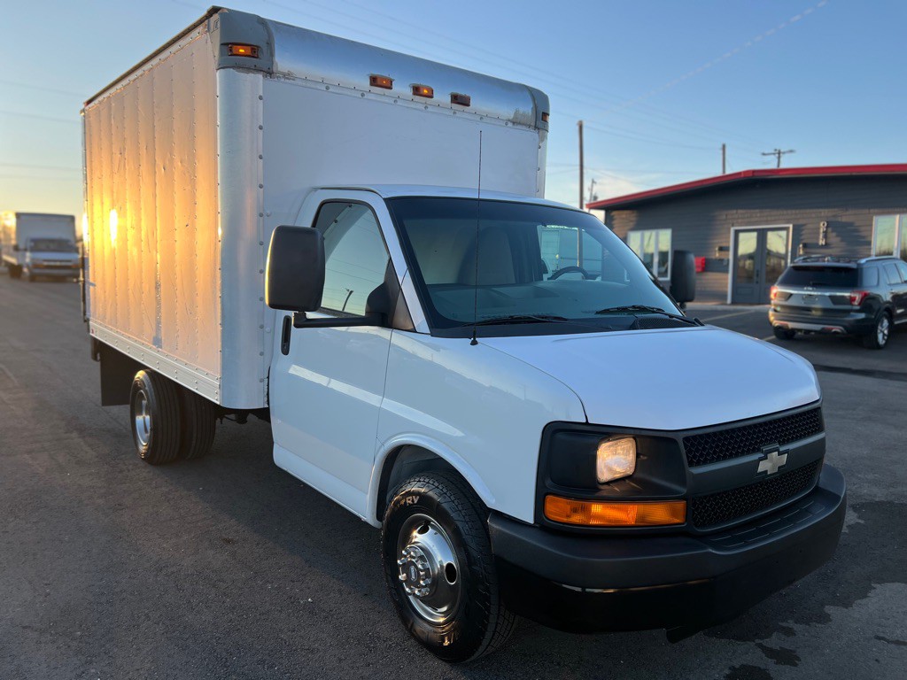 2011 Chevrolet Express Image 3