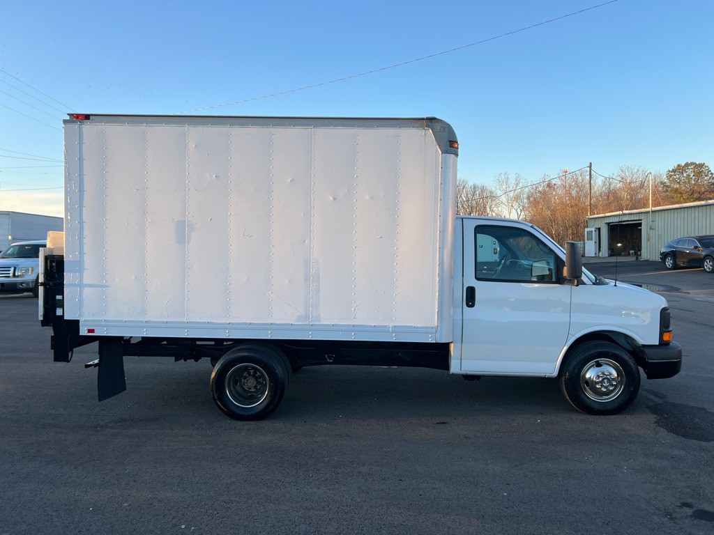 2011 Chevrolet Express Image 4