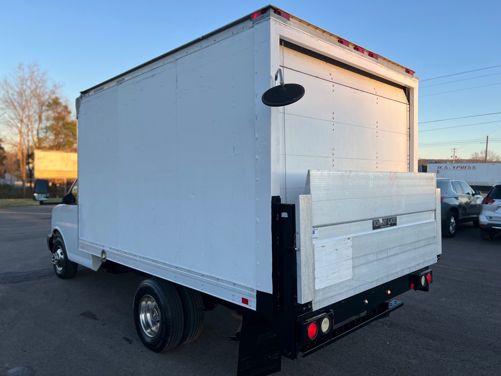 2011 Chevrolet Express Image 9