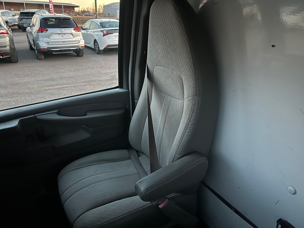 2011 Chevrolet Express Image 17