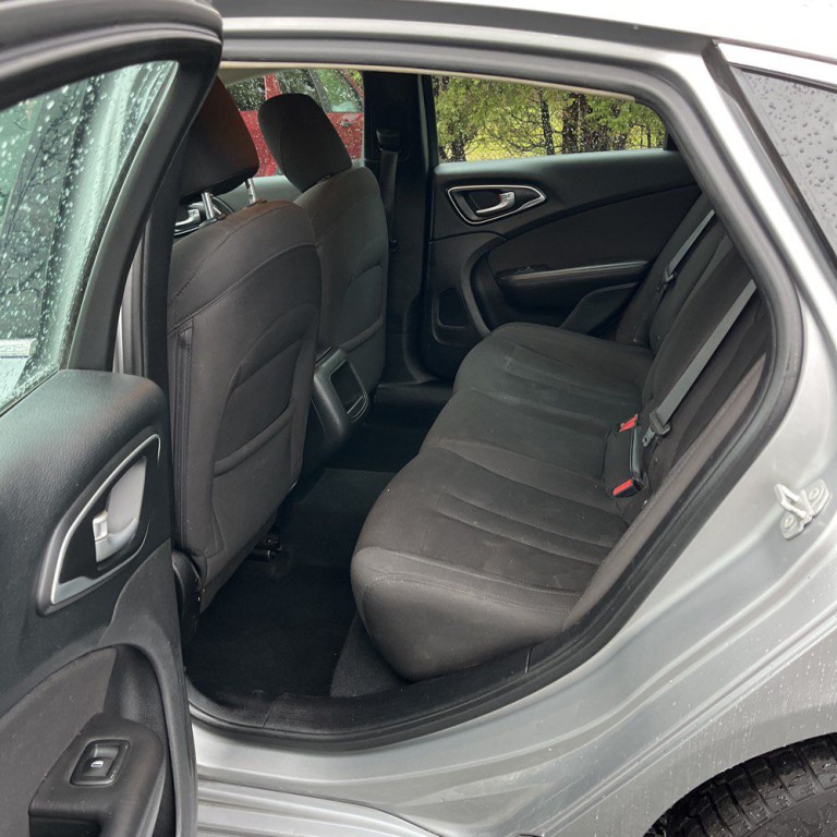 2015 Chrysler 200 Image 8