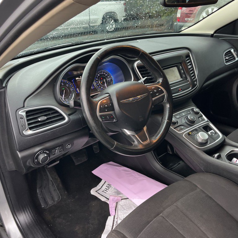 2015 Chrysler 200 Image 9