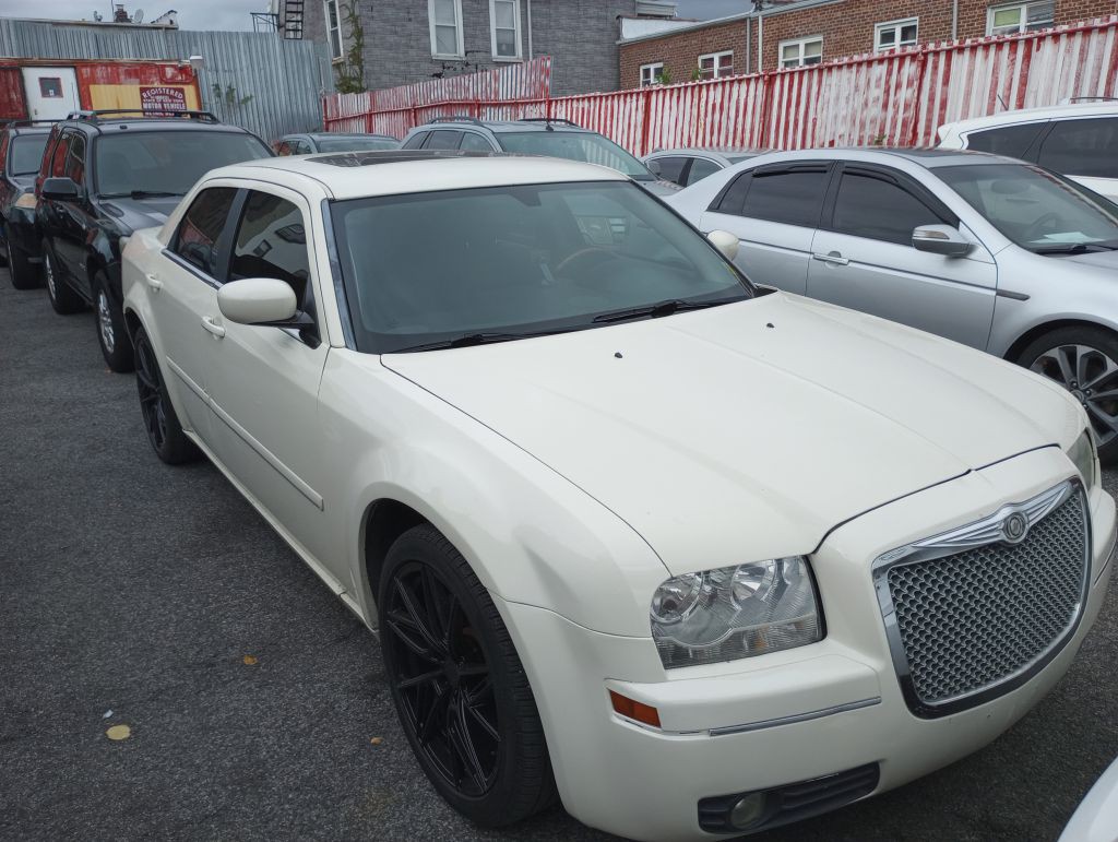 2005 Chrysler 300 Image 1