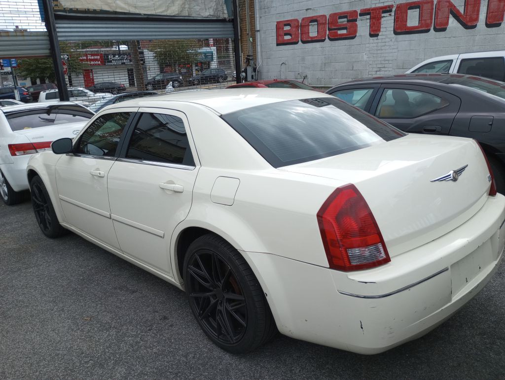 2005 Chrysler 300 Image 2