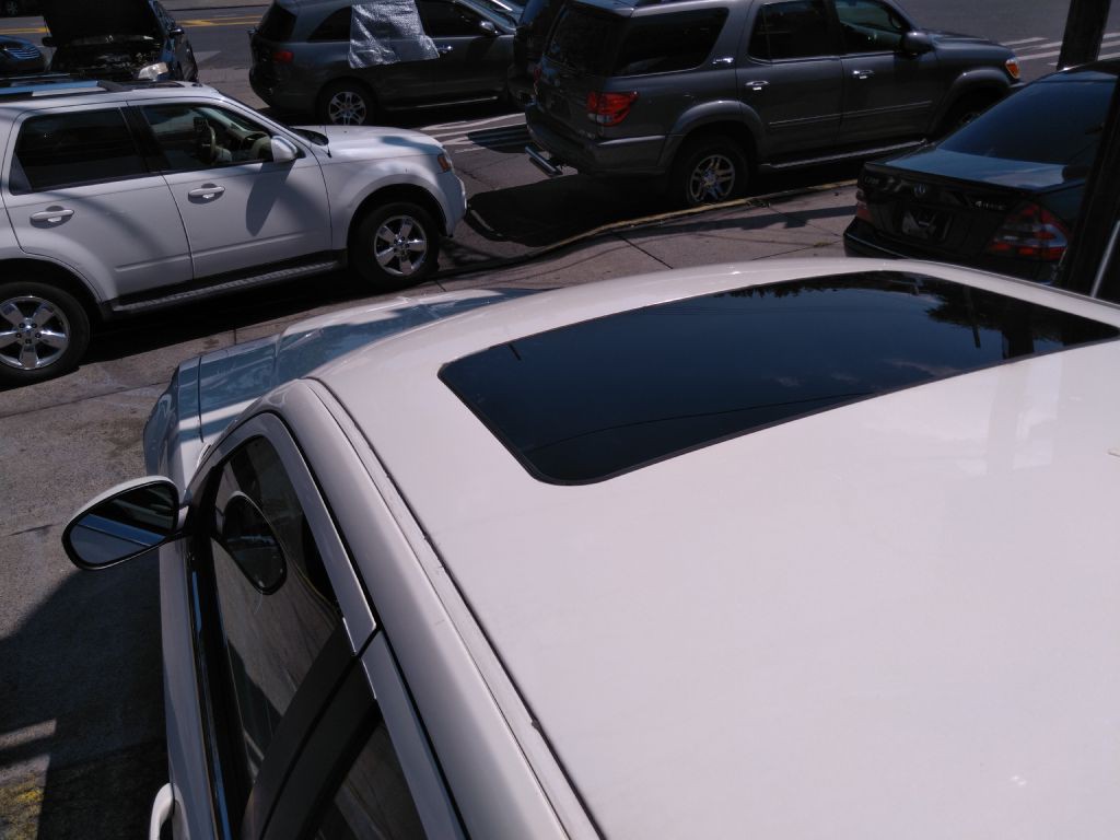 2005 Chrysler 300 Image 3