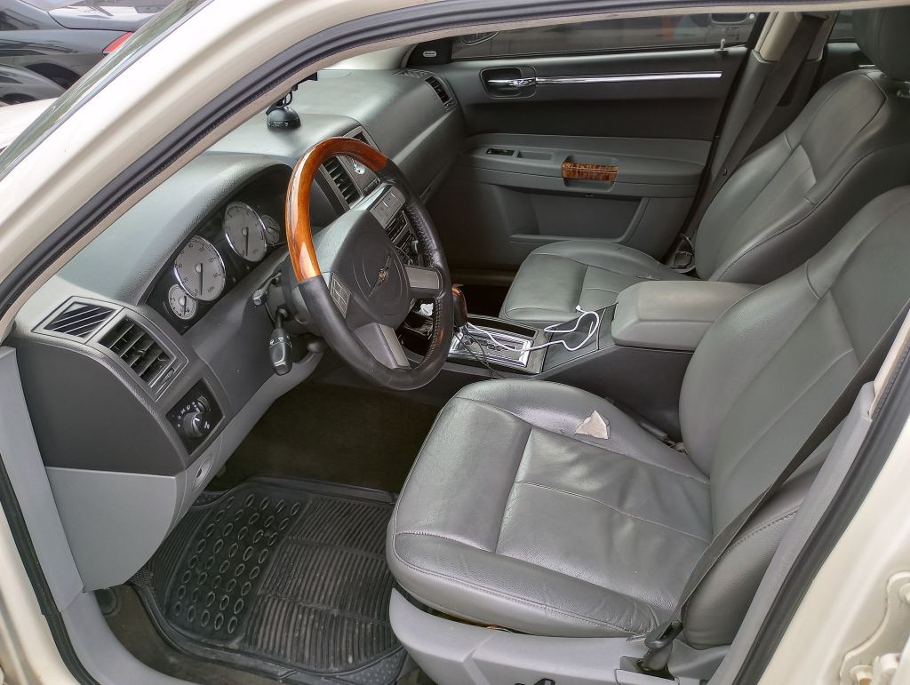2005 Chrysler 300 Image 4