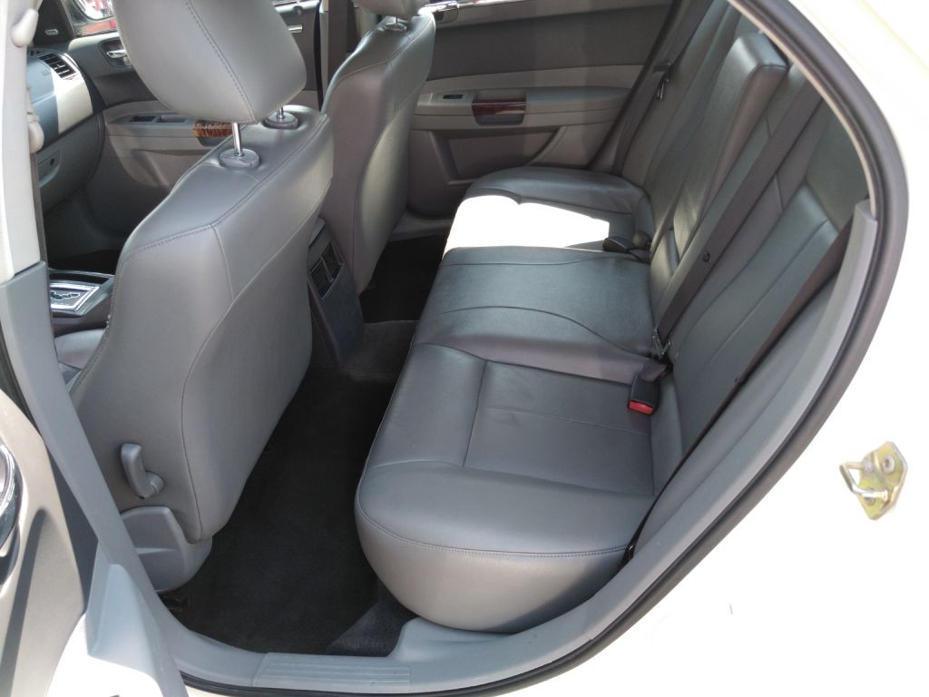 2005 Chrysler 300 Image 5