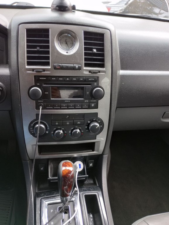 2005 Chrysler 300 Image 6