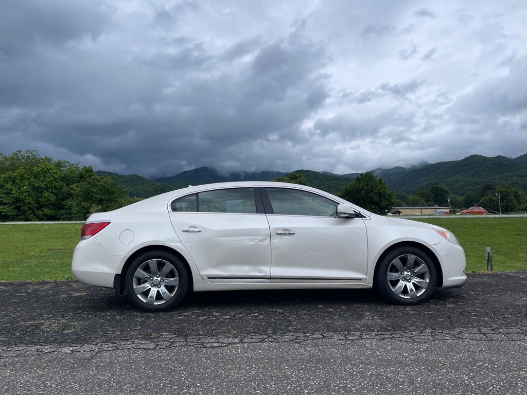 2011 Buick Lacrosse Image 1