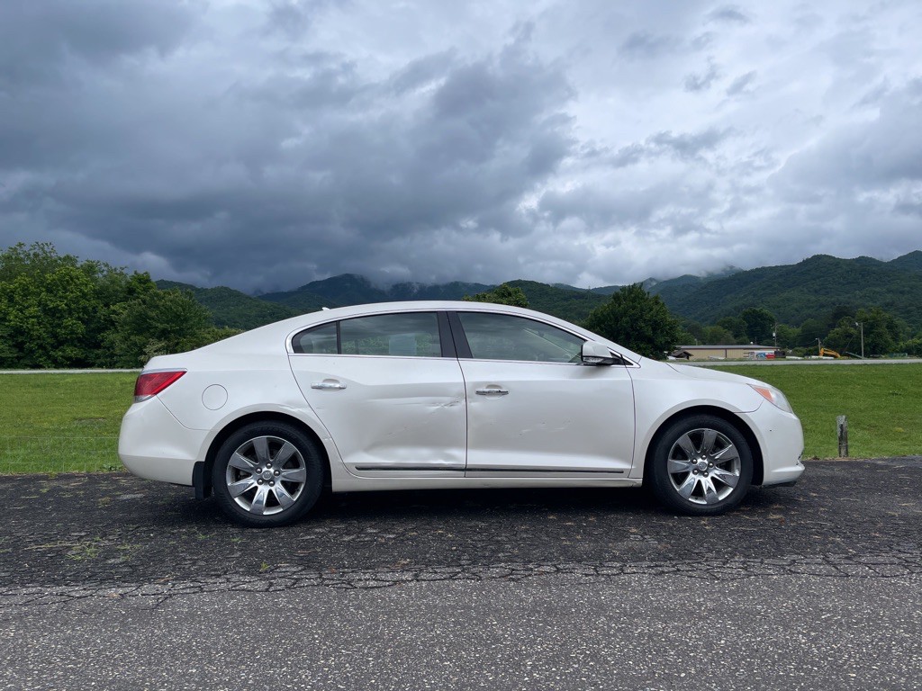 2011 Buick Lacrosse Image 2