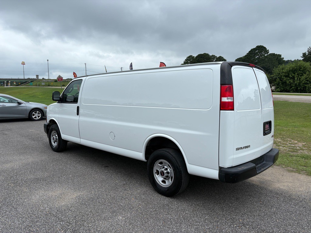 2023 GMC Savana Image 3