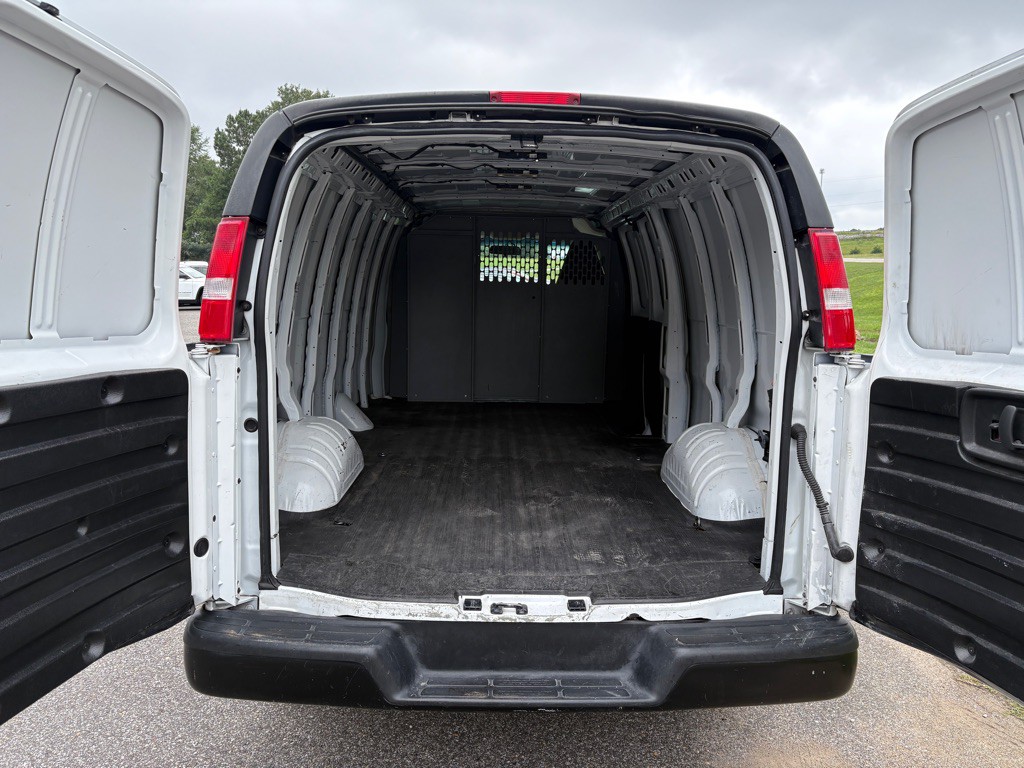 2023 GMC Savana Image 5