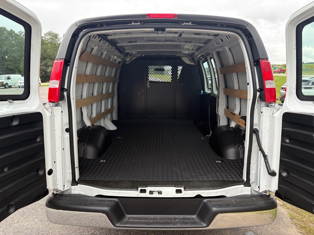 2023 Chevrolet Express Image 7