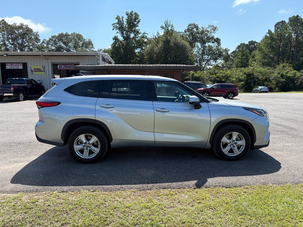 2022 Toyota Highlander Image 2