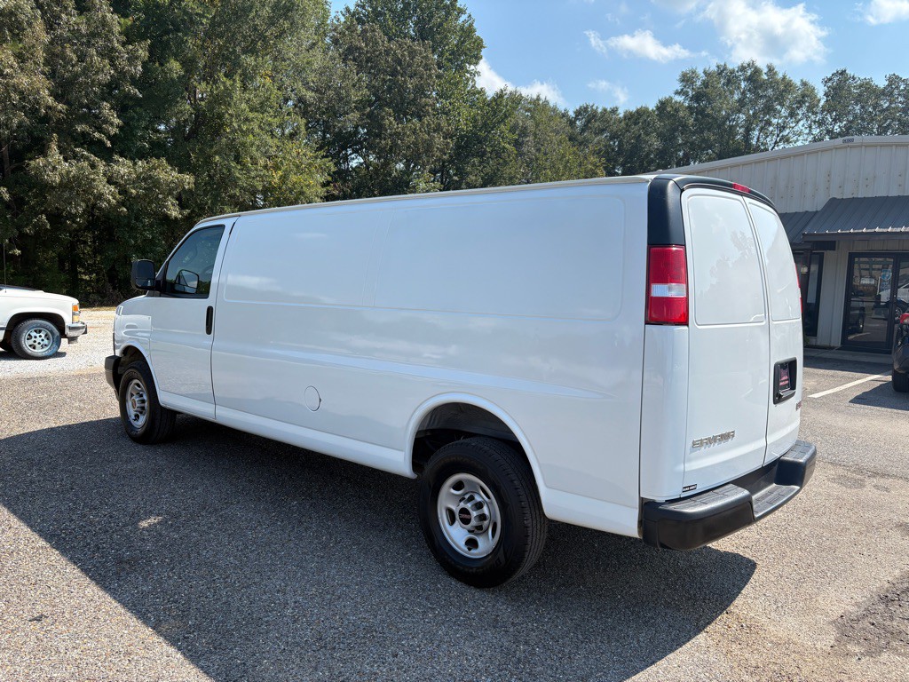 2023 GMC Savana Image 3