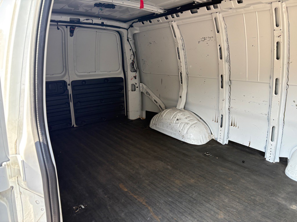 2023 GMC Savana Image 5