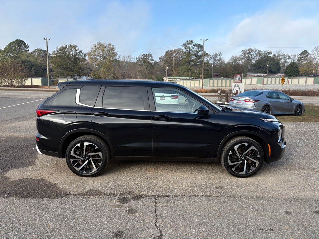 2024 Mitsubishi Outlander Image 2