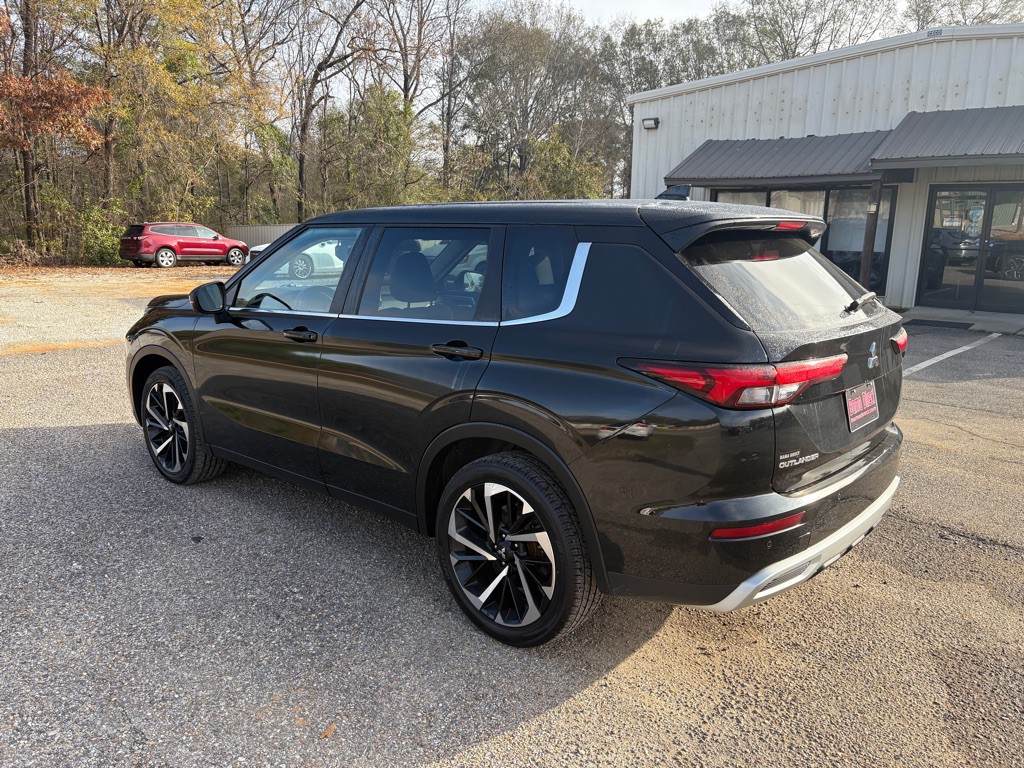 2024 Mitsubishi Outlander Image 3
