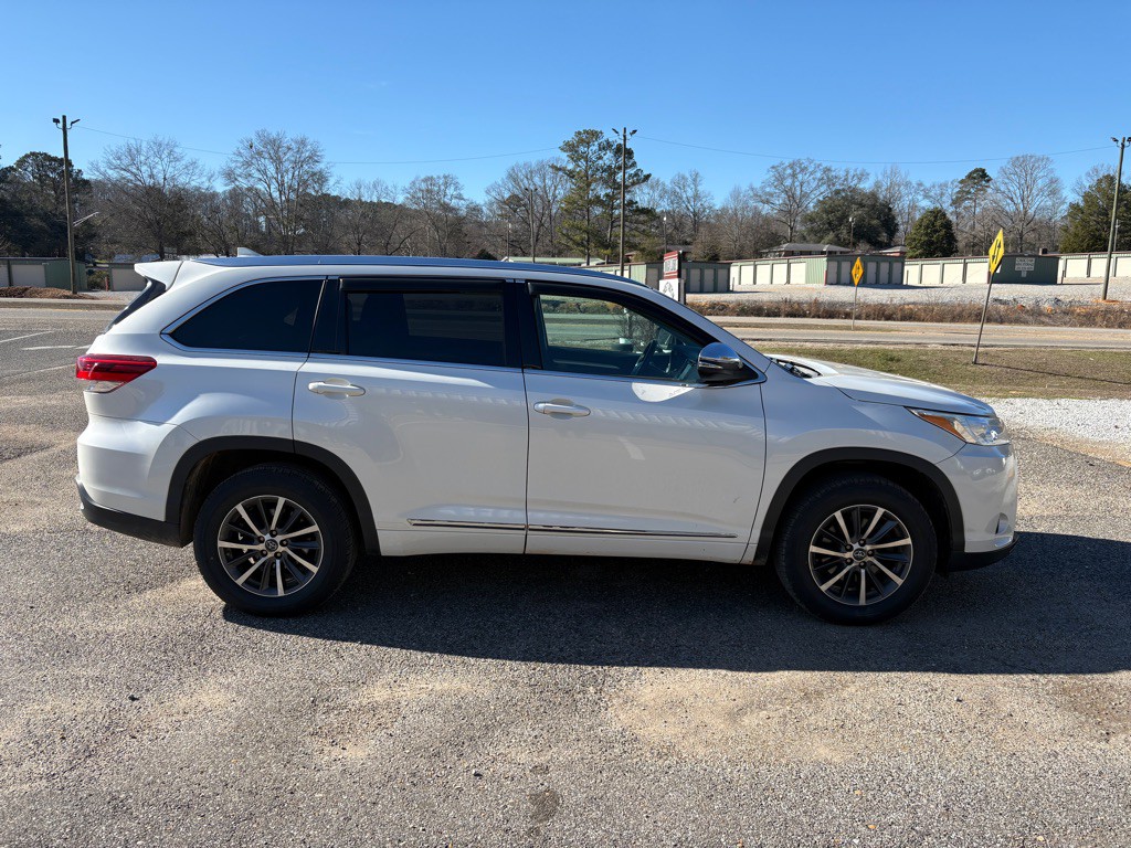 2018 Toyota Highlander Image 2
