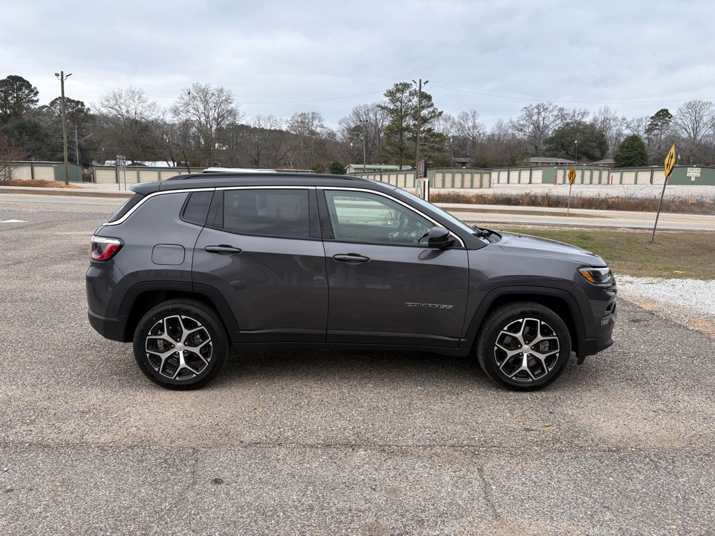 2024 Jeep Compass Image 2