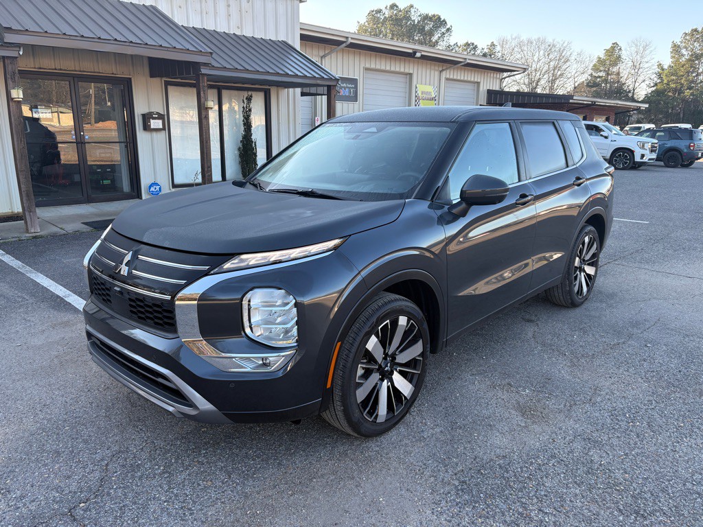 2025 Mitsubishi Outlander Image 1