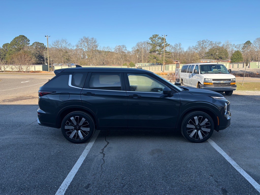 2025 Mitsubishi Outlander Image 2