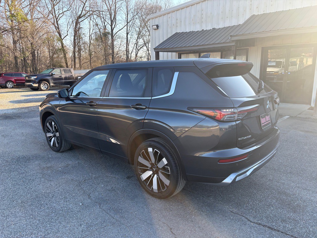 2025 Mitsubishi Outlander Image 3