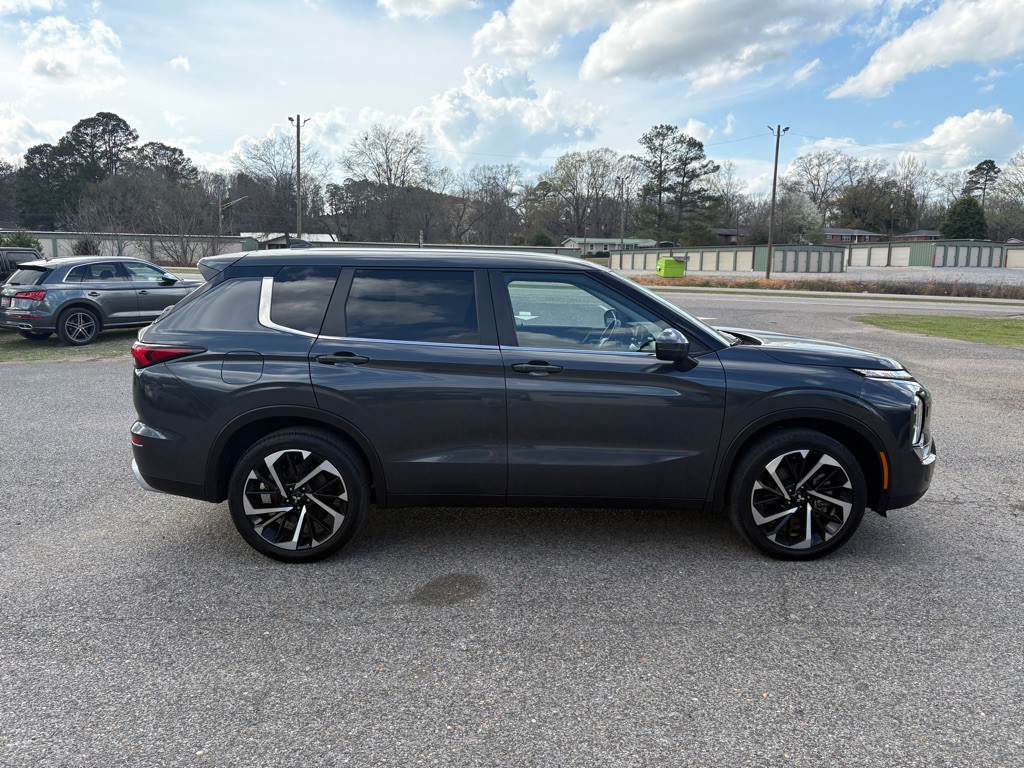 2024 Mitsubishi Outlander Image 2