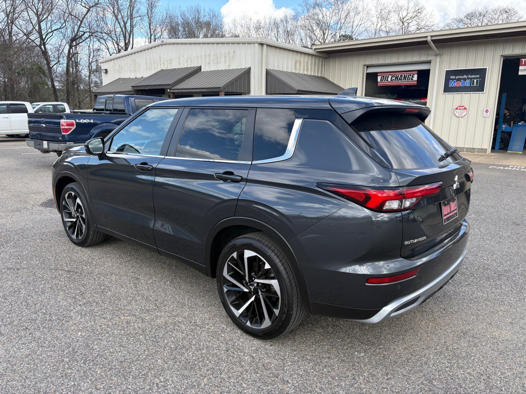 2024 Mitsubishi Outlander Image 3