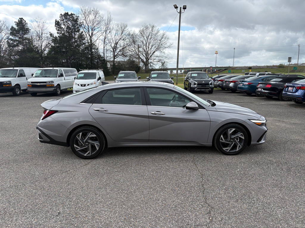 2025 Hyundai Elantra Image 2