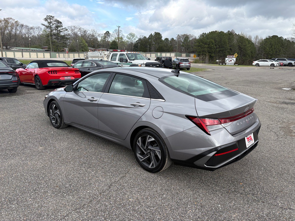 2025 Hyundai Elantra Image 3