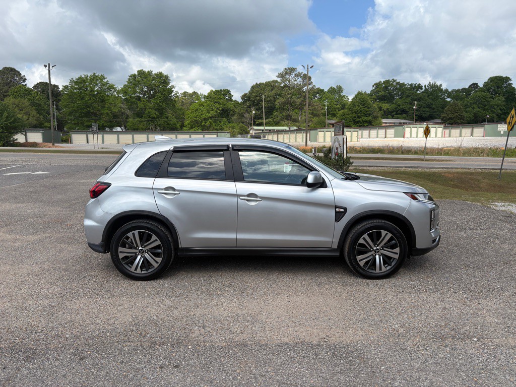 2020 Mitsubishi Outlander Image 2