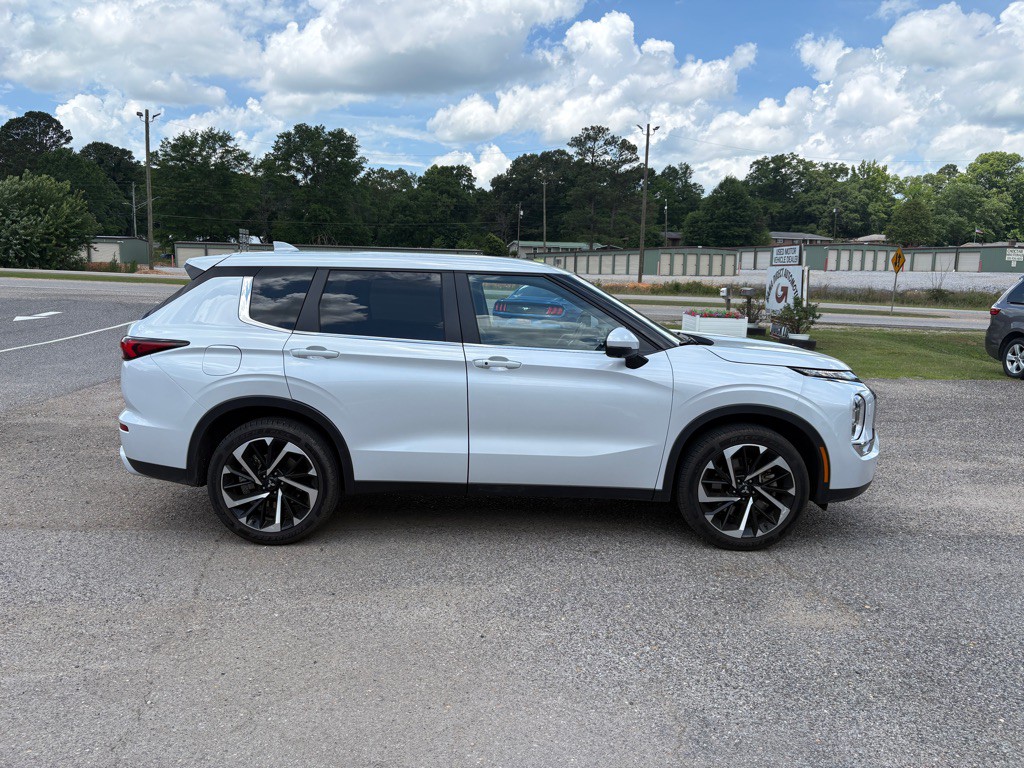 2024 Mitsubishi Outlander Image 2