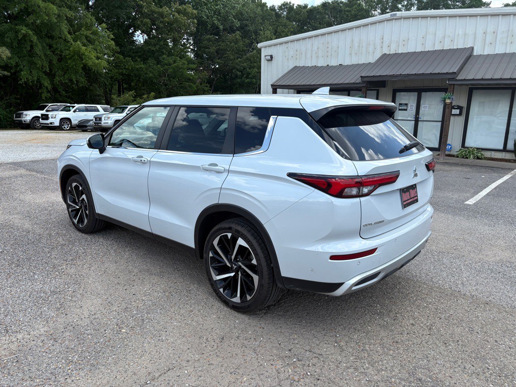 2024 Mitsubishi Outlander Image 3