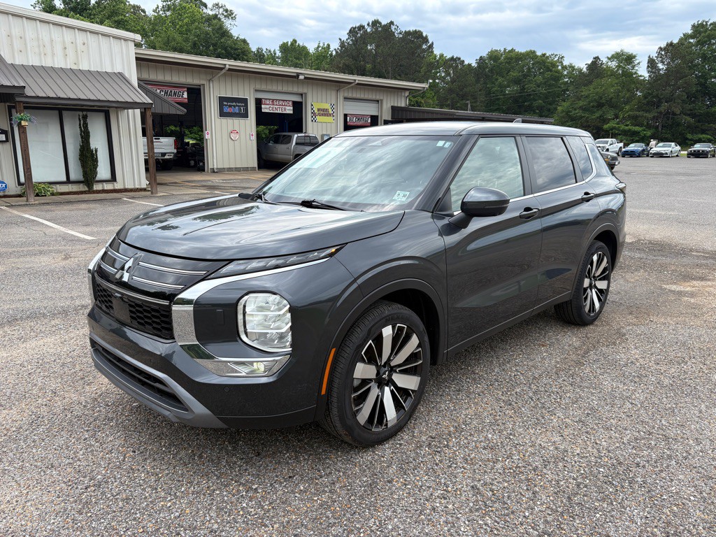 2025 Mitsubishi Outlander Image 1