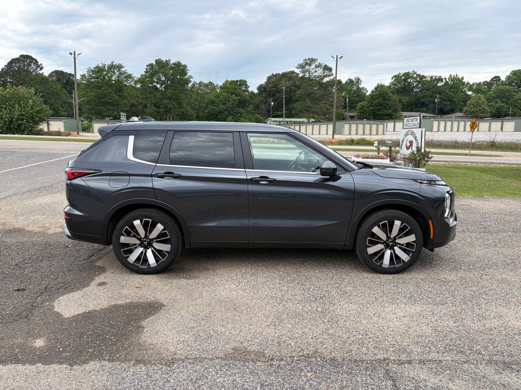 2025 Mitsubishi Outlander Image 2