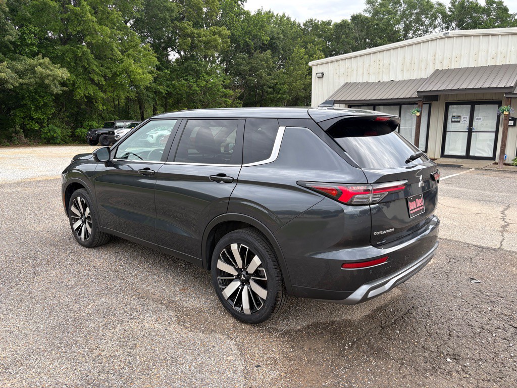 2025 Mitsubishi Outlander Image 3
