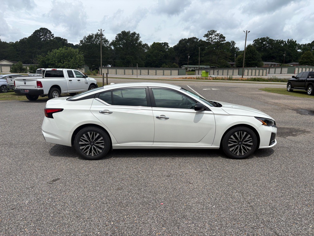 2025 Nissan Altima Image 2